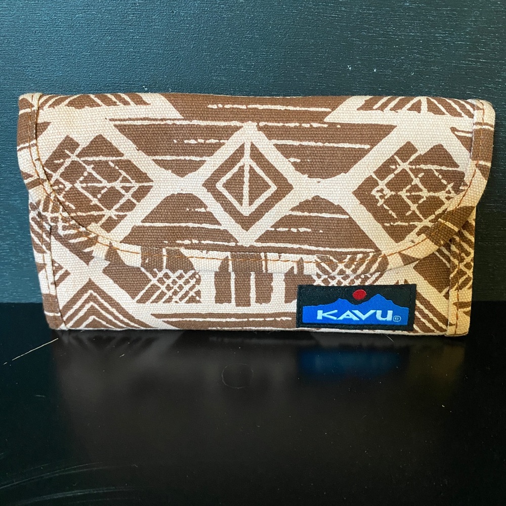 Kavu Cream and Brown Geometric Wallet